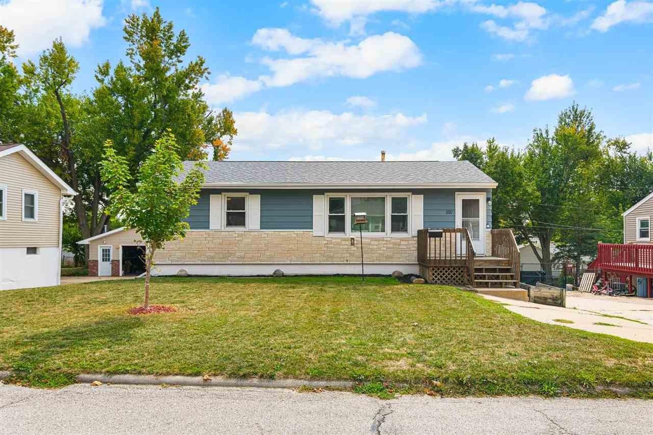 Starry Dr, Marion, IA 52302
