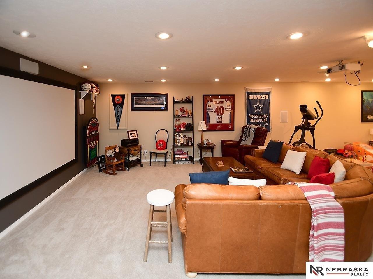 Howe St, Omaha, NE 68130