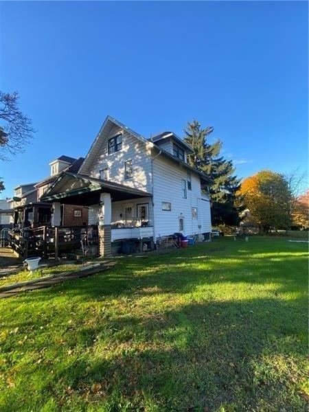 S Oakland Ave, Sharon, PA 16146