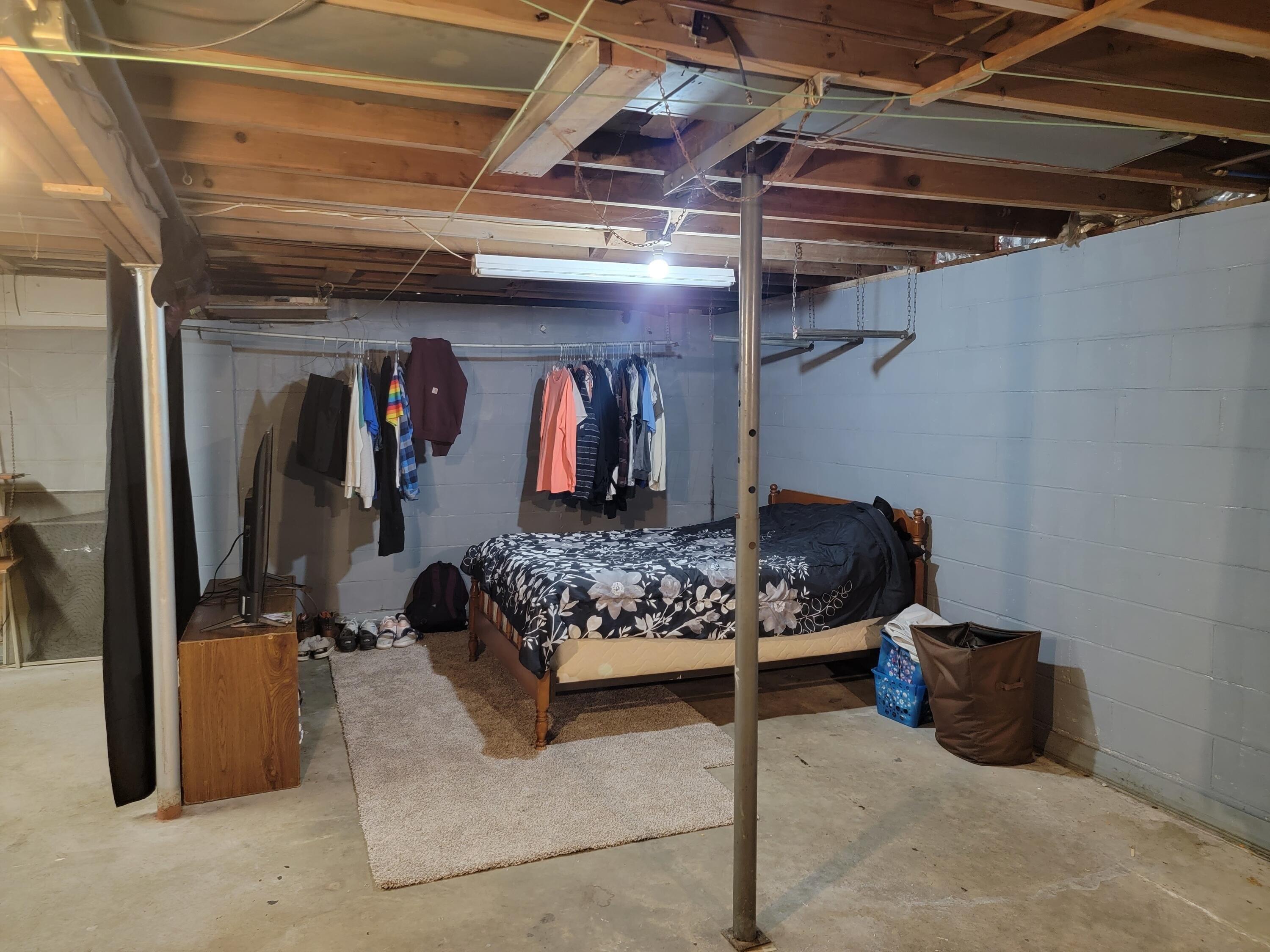 Whitehouse St, Crooksville, OH 43731