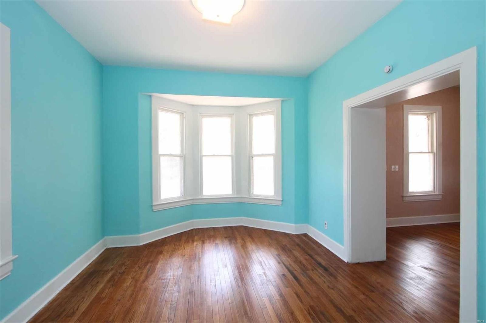 Mills Ave, Alton, IL 62002