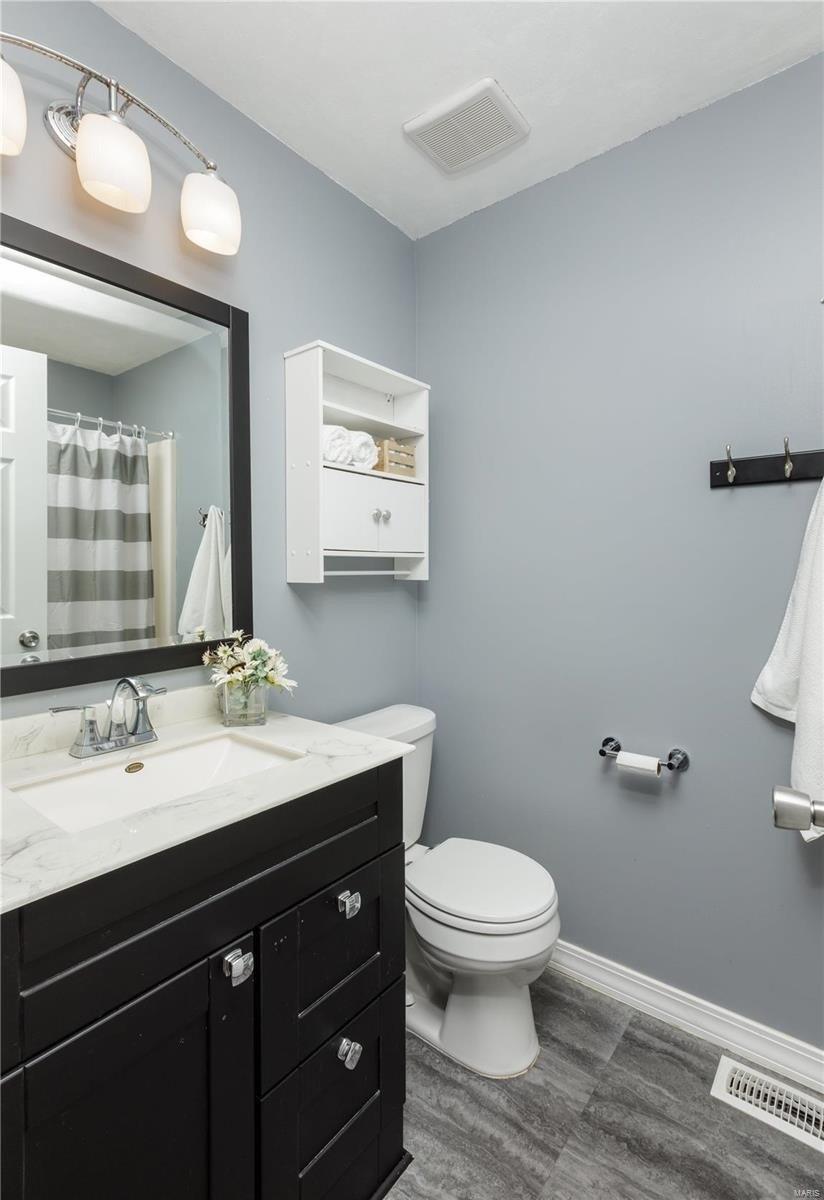 Charleroi Pl, Lake Saint Louis, MO 63367
