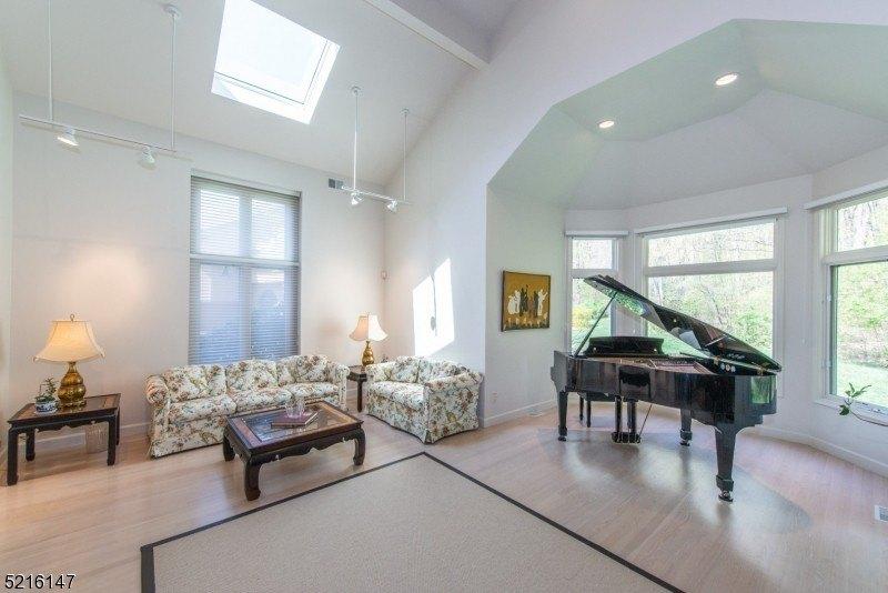 Robinhood Dr, Mountain Lakes, NJ 07046
