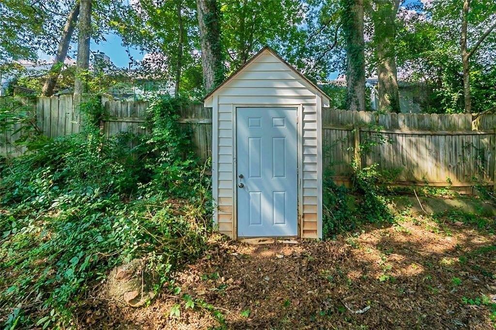 Wells Cir, Stone Mountain, GA 30087