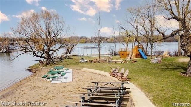 Langham Dr, West Bloomfield, MI 48323
