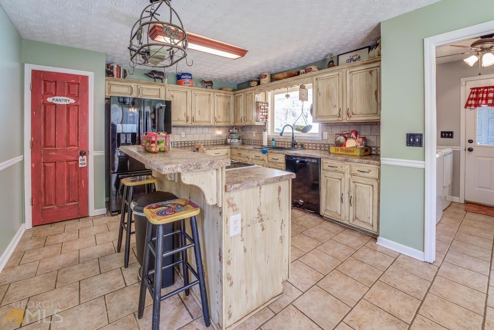Lakeview Dr, Newborn, GA 30056