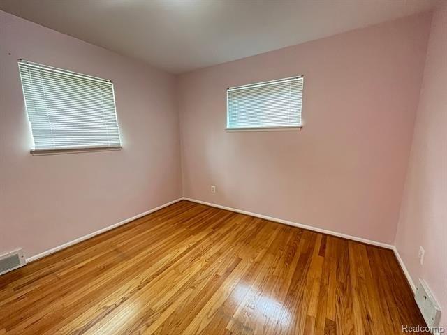 Kinloch St, Dearborn Heights, MI 48127
