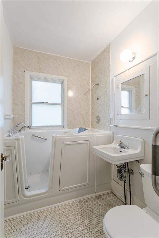 Glenora Dr, Rochester, NY 14615
