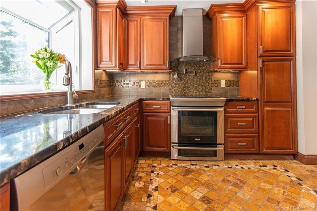 Snug Harbor Dr, Danbury, CT 06811