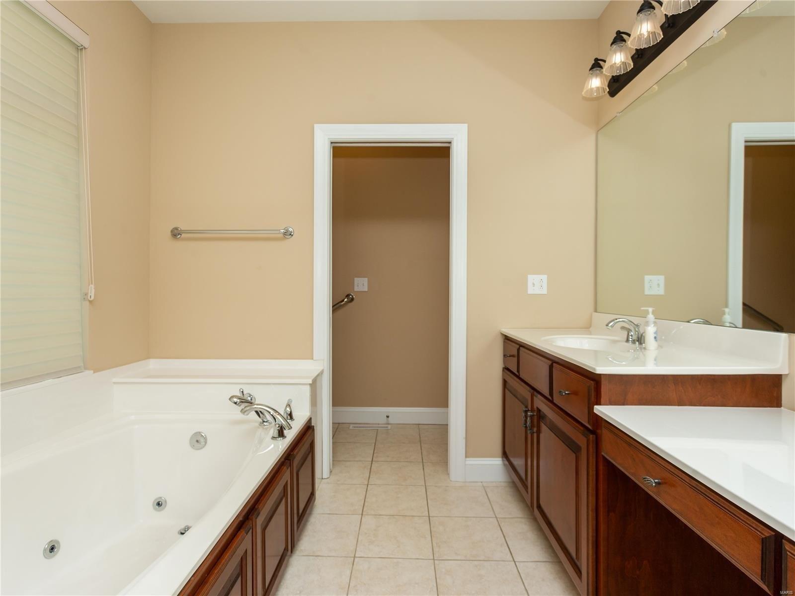 Glen View Dr, Pacific, MO 63069
