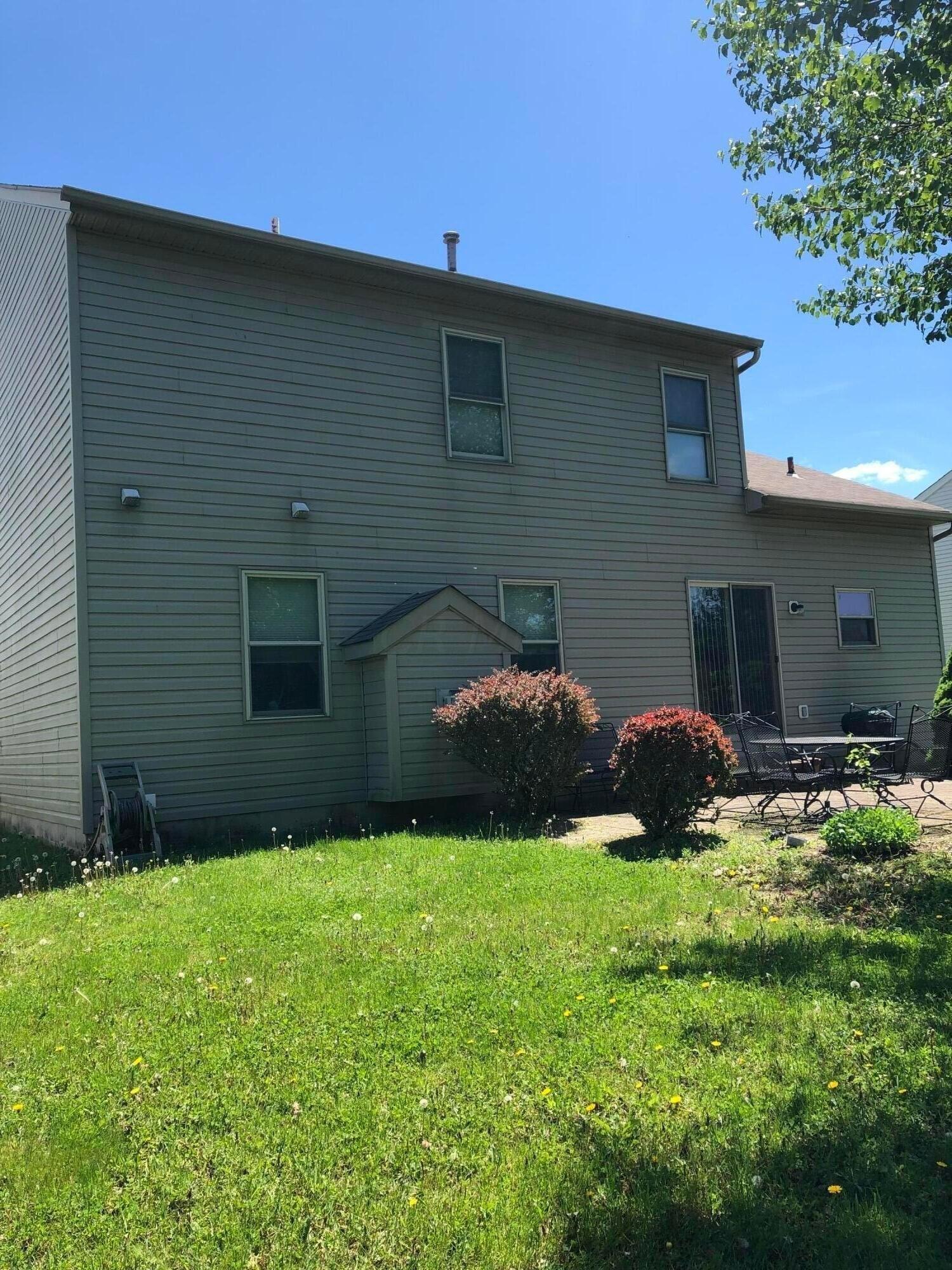 Barry Knoll Dr, Pataskala, OH 43062