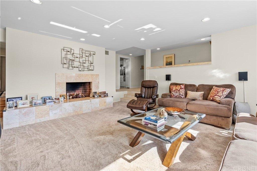 Lockhurst Dr, Woodland Hills, CA 91367