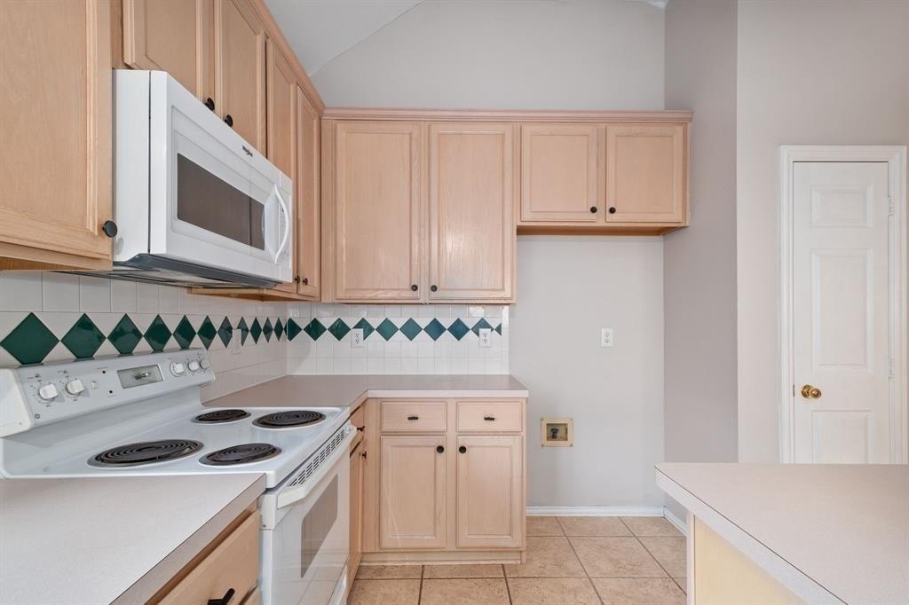 Pinnacle Cir, Lewisville, TX 75077