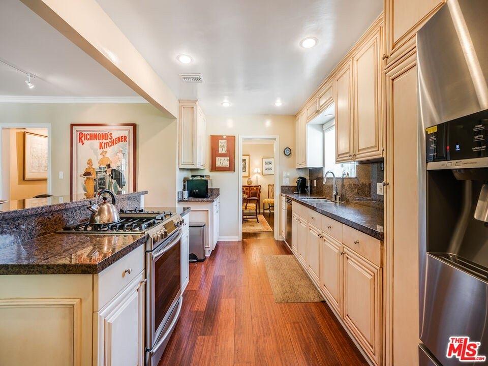Alcove Ave, Studio City, CA 91604
