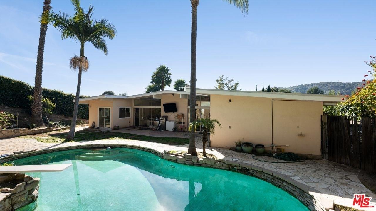 Bayliss Rd, Los Angeles, CA 90049
