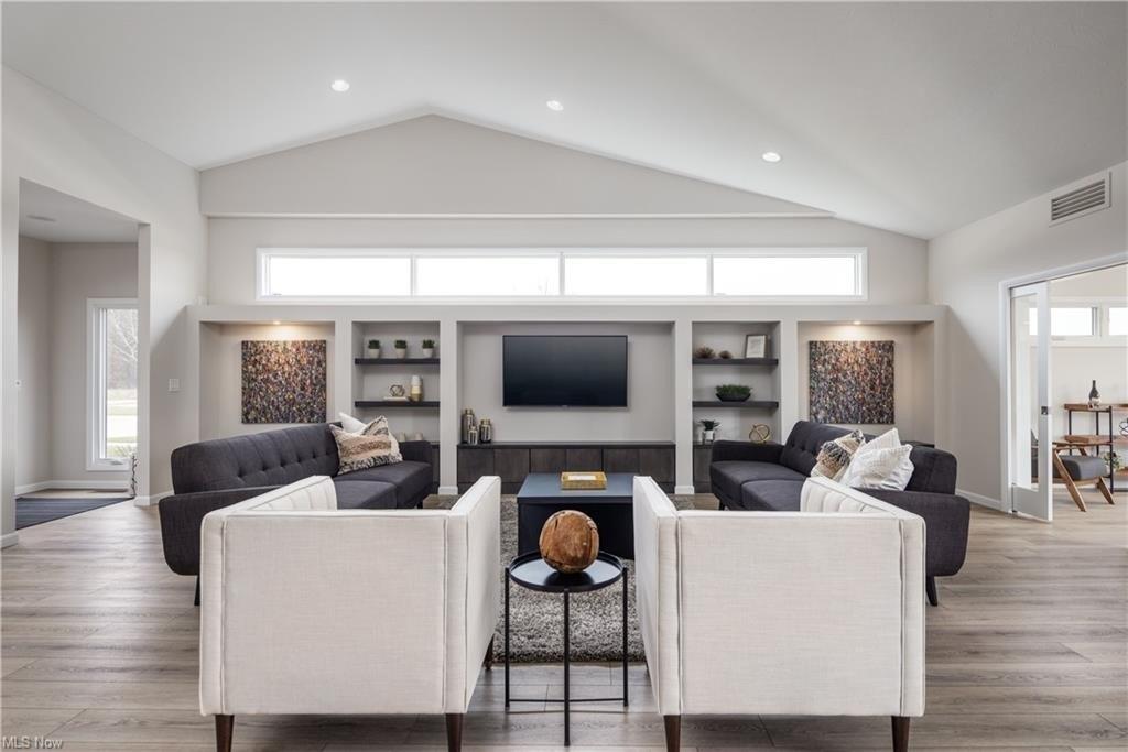 Pleasant Ridge Cir, North Ridgeville, OH 44039