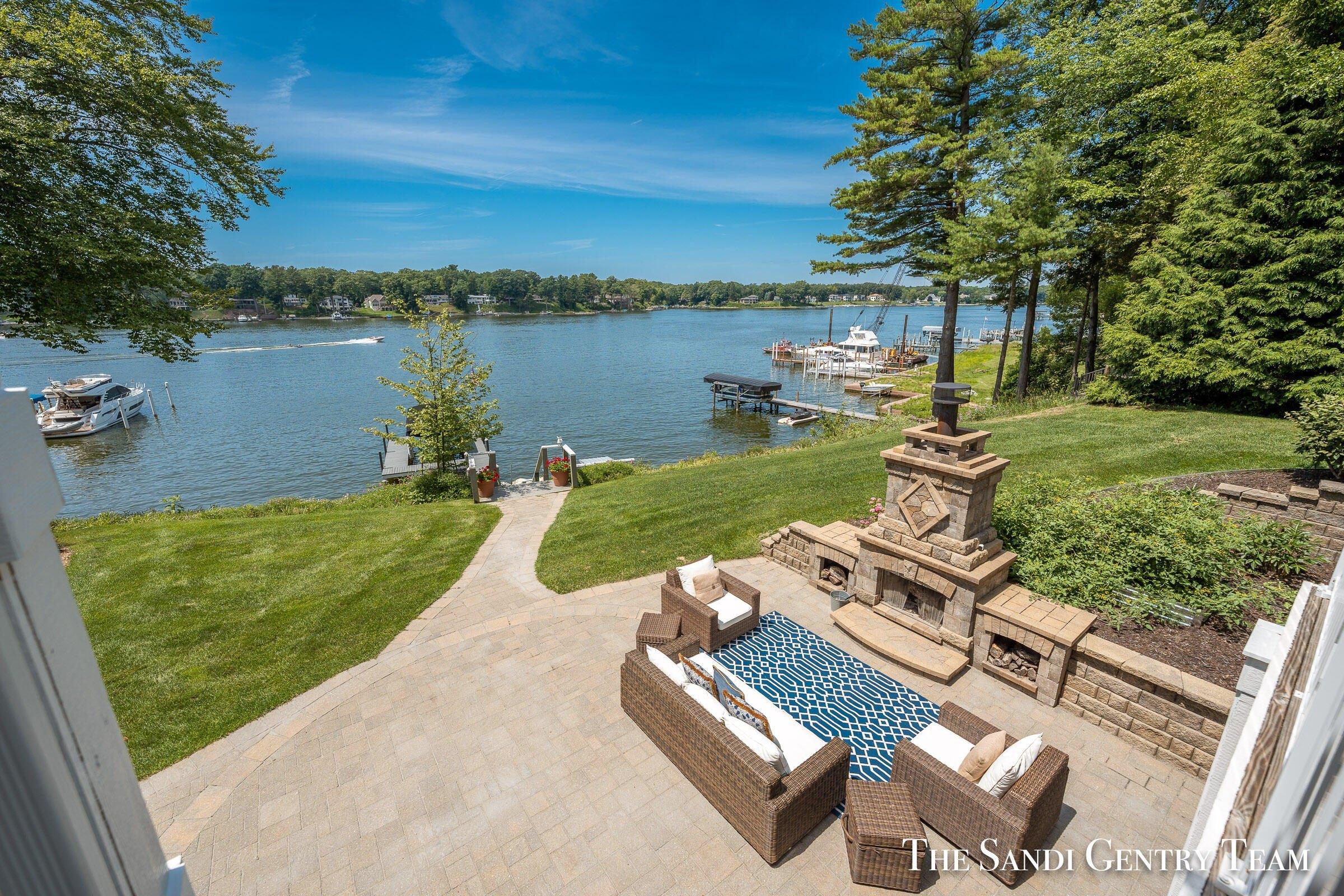 N Fruitport Rd, Spring Lake, MI 49456
