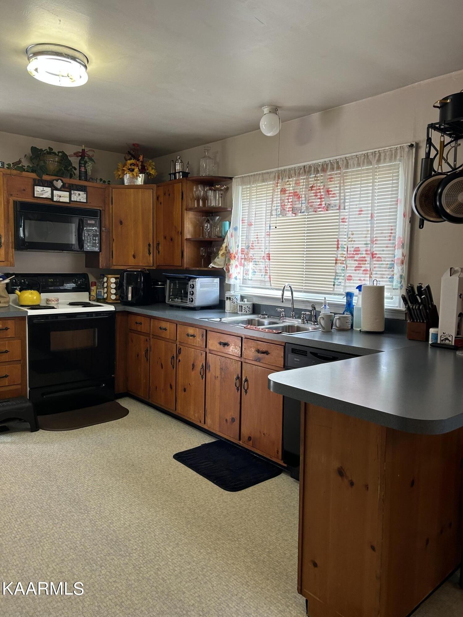 Winchester Ave, Middlesboro, KY 40965