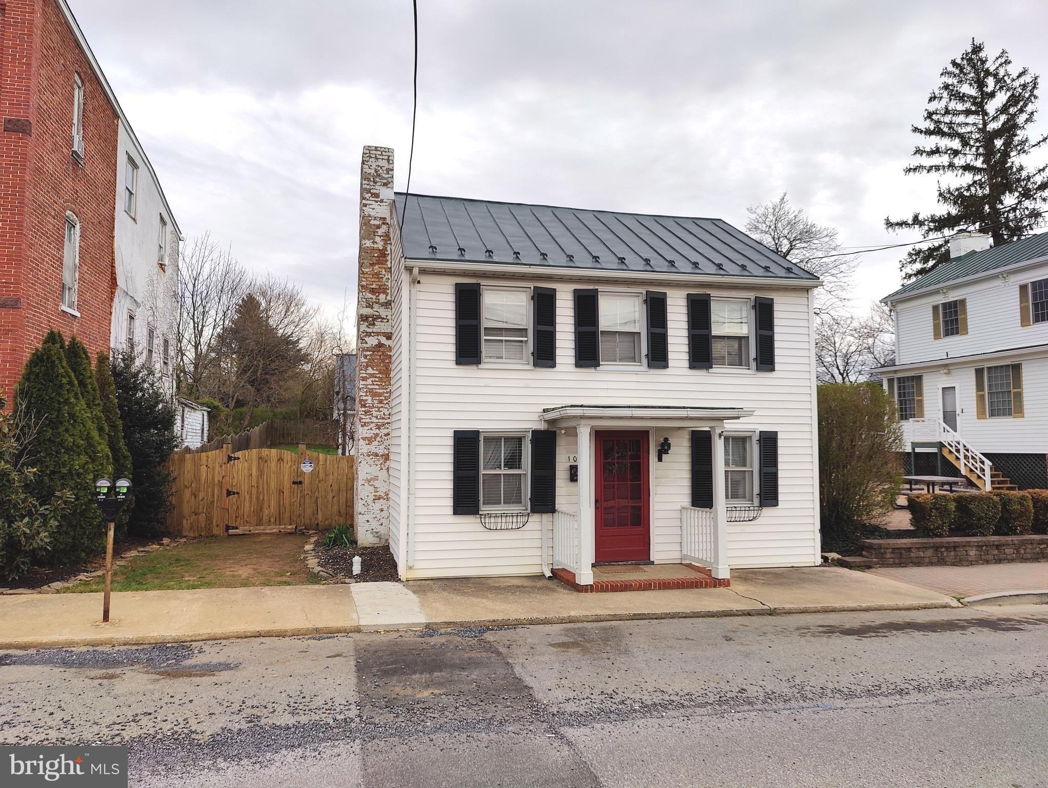 E Congress St, Charles Town, WV 25414