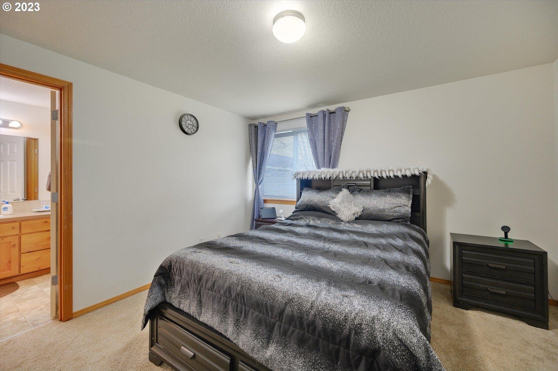 S Donna Dr, Newberg, OR 97132