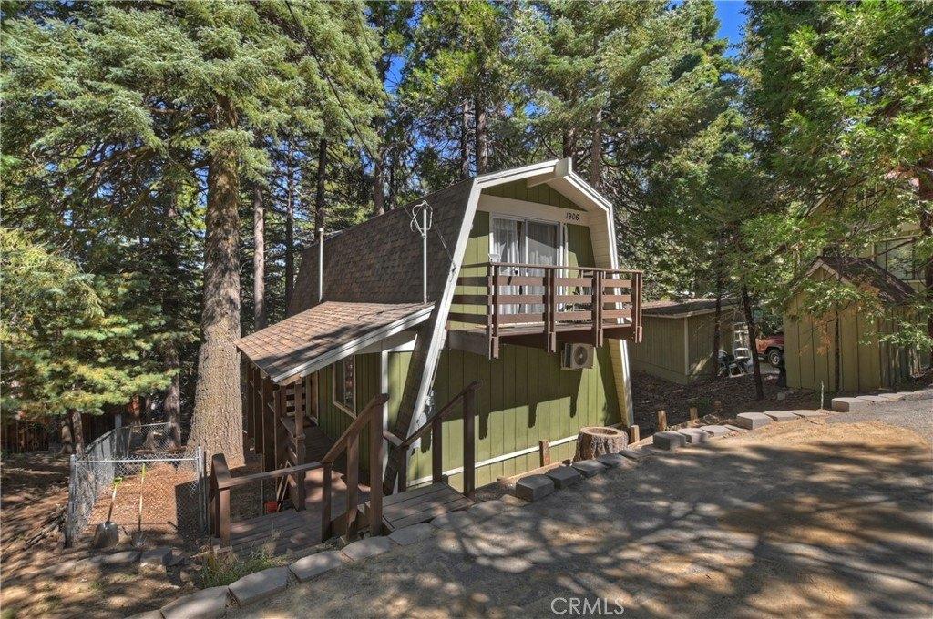 Oakleaf Ct, Running Springs, CA 92382