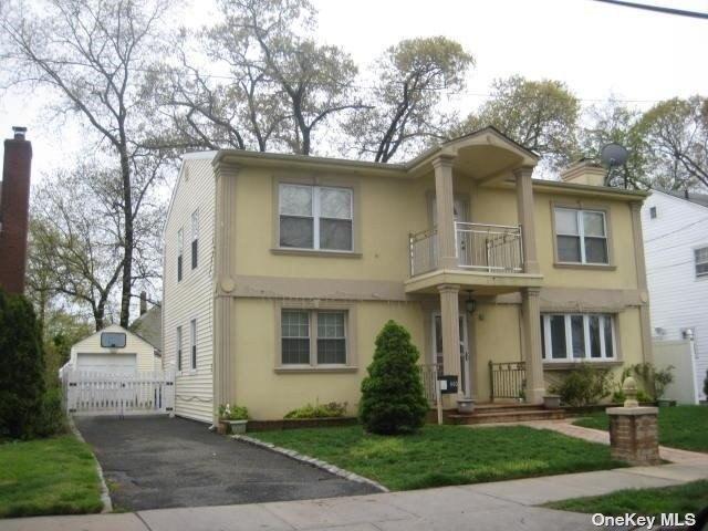 Barth Dr, North Baldwin, NY 11510