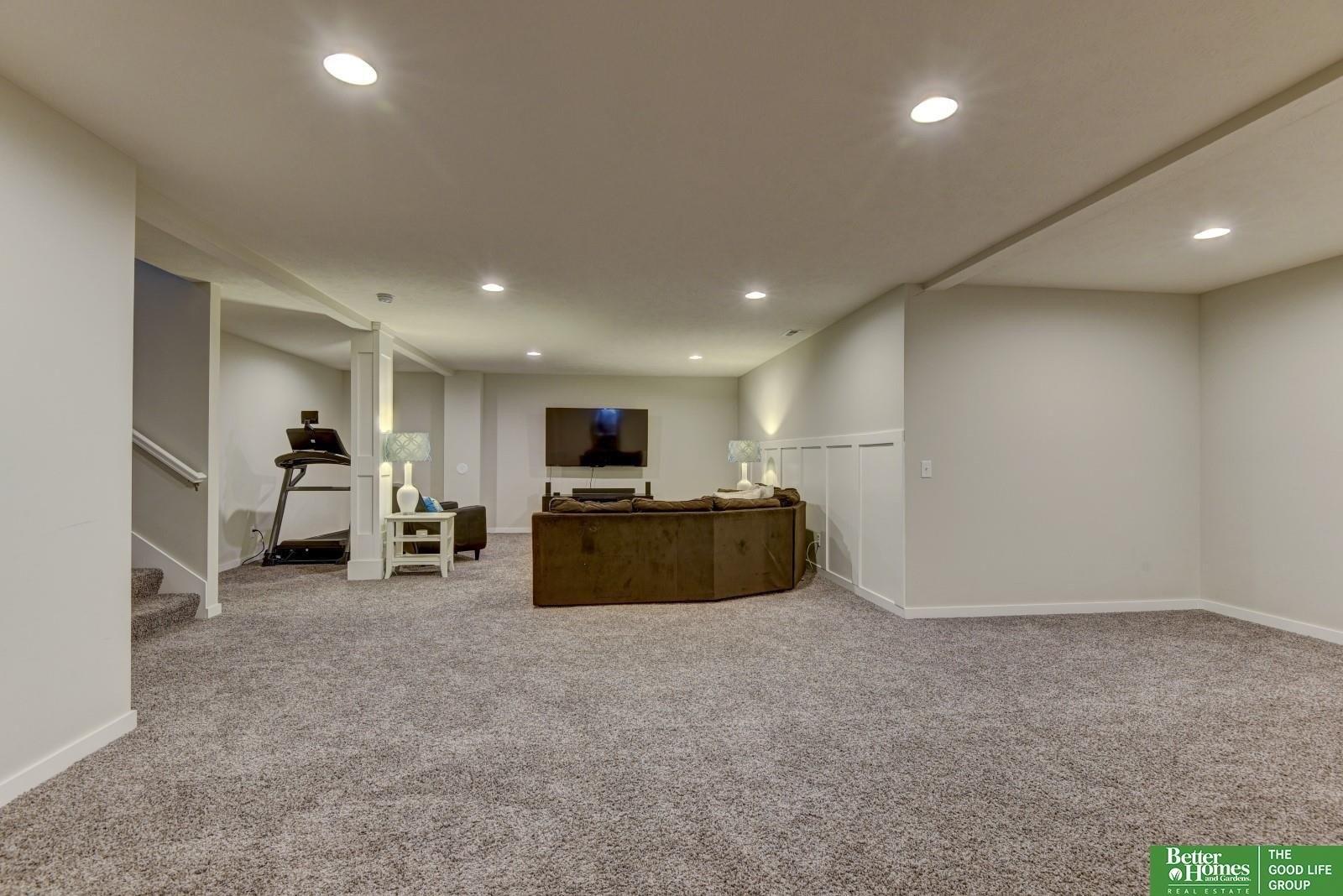 Willow Cir, Gretna, NE 68028