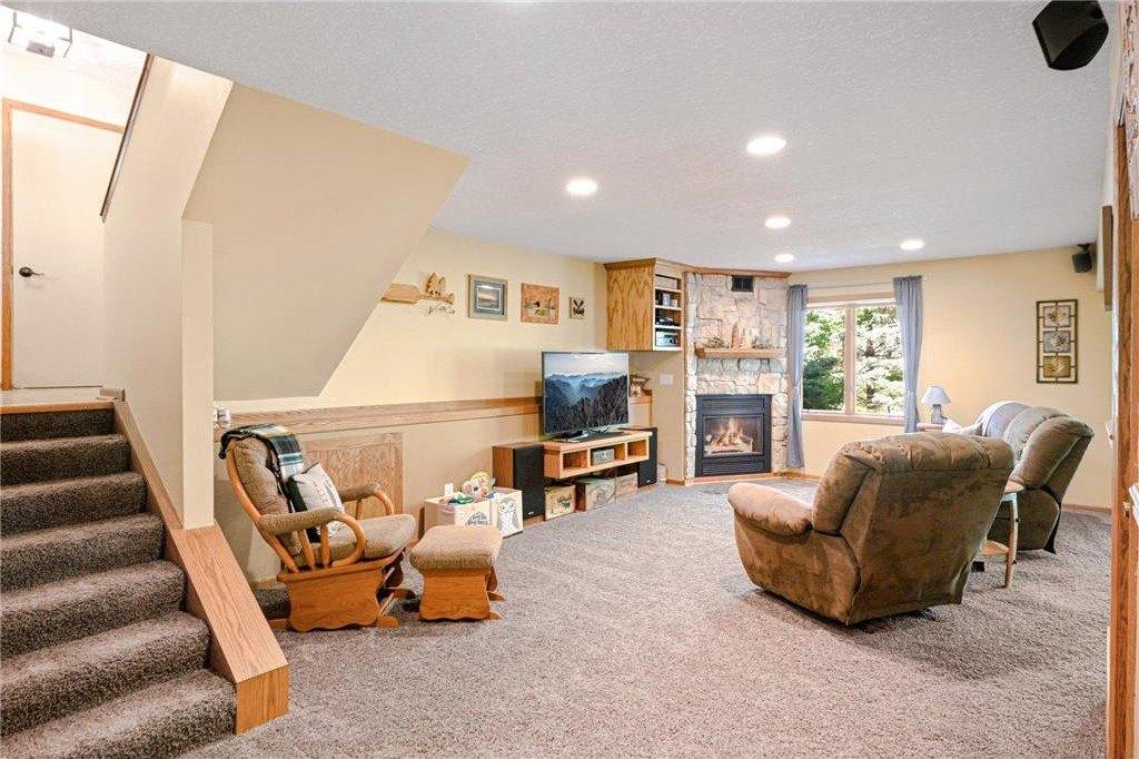 Ellen Cir Se, Prior Lake, MN 55372
