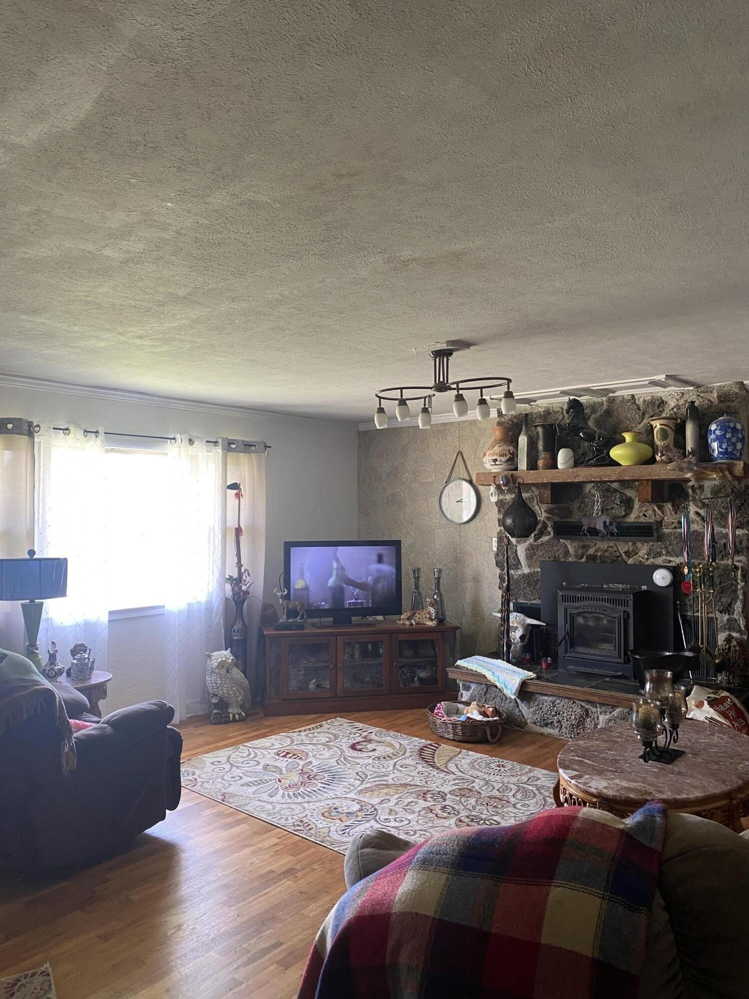 E Harker St, Mountain Grove, MO 65711