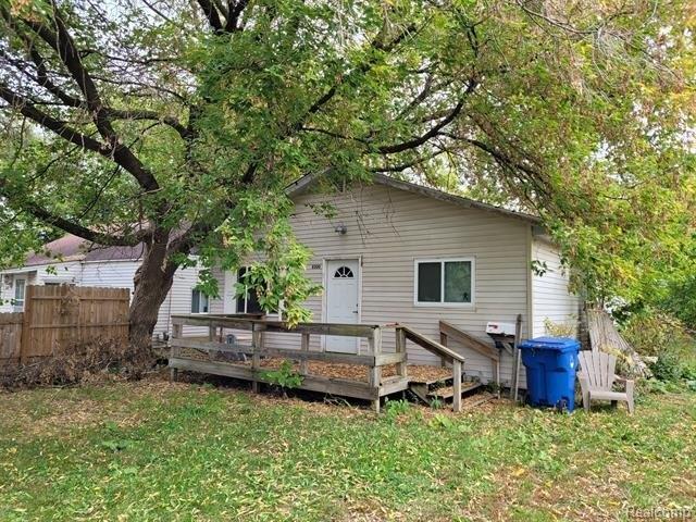 Saline Dr, Waterford, MI 48329