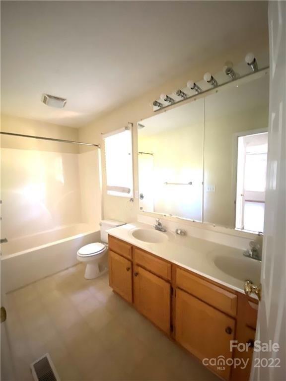 Hollybrook Ln, Morganton, NC 28655