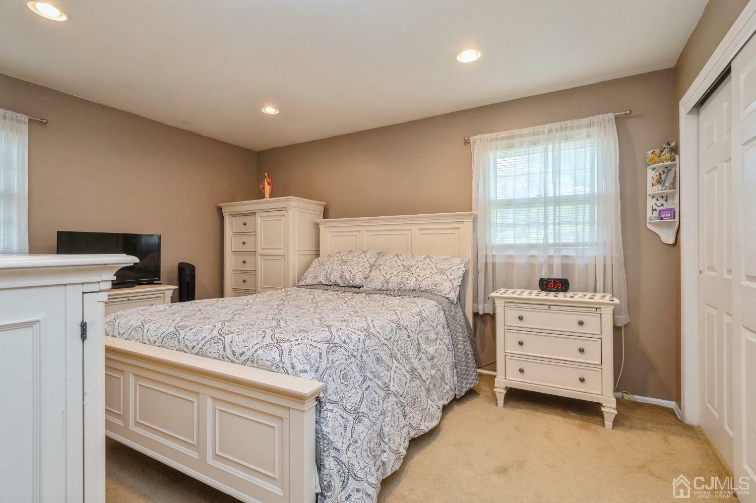 Janice Dr, Spotswood, NJ 08884