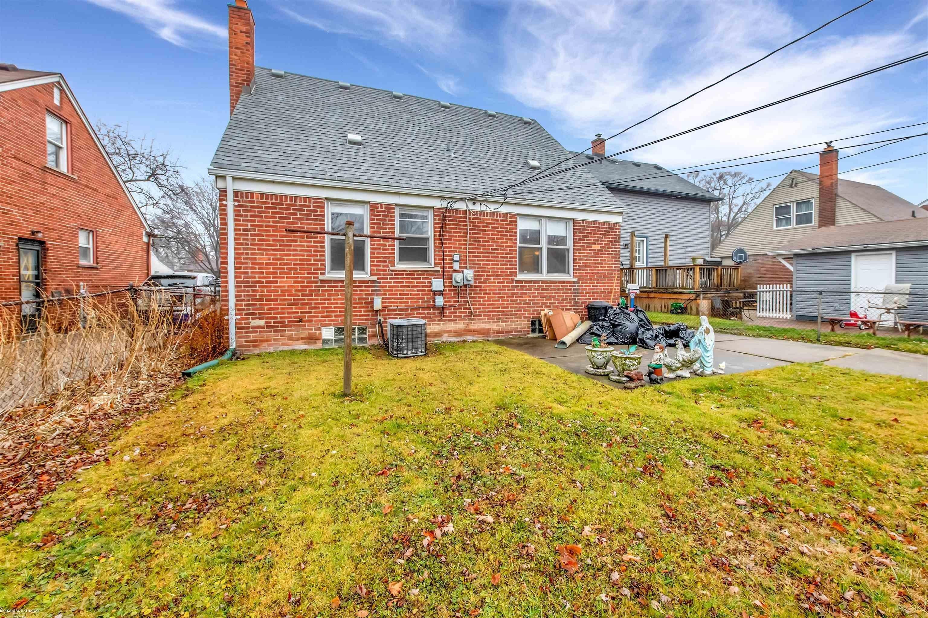Grant St, Saint Clair Shores, MI 48081