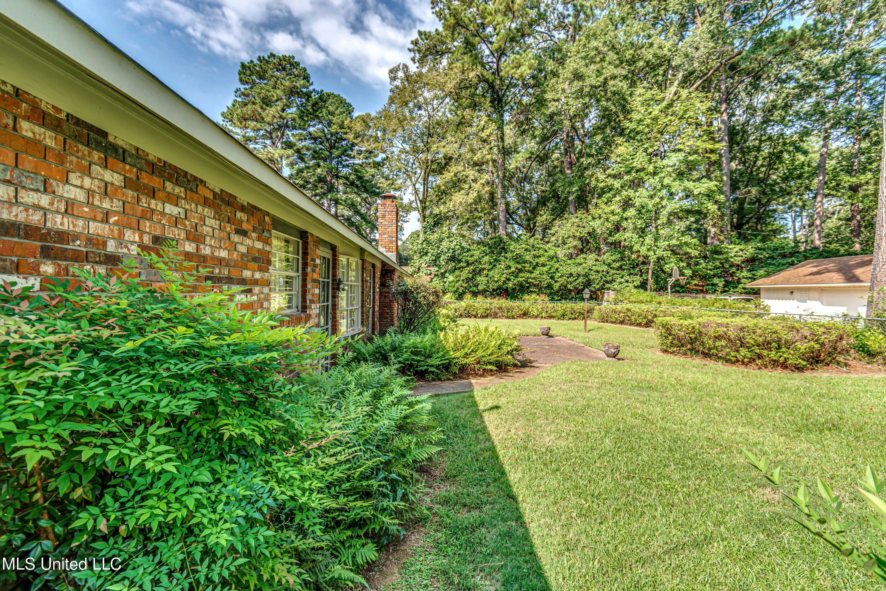 Saratoga Dr, Jackson, MS 39211