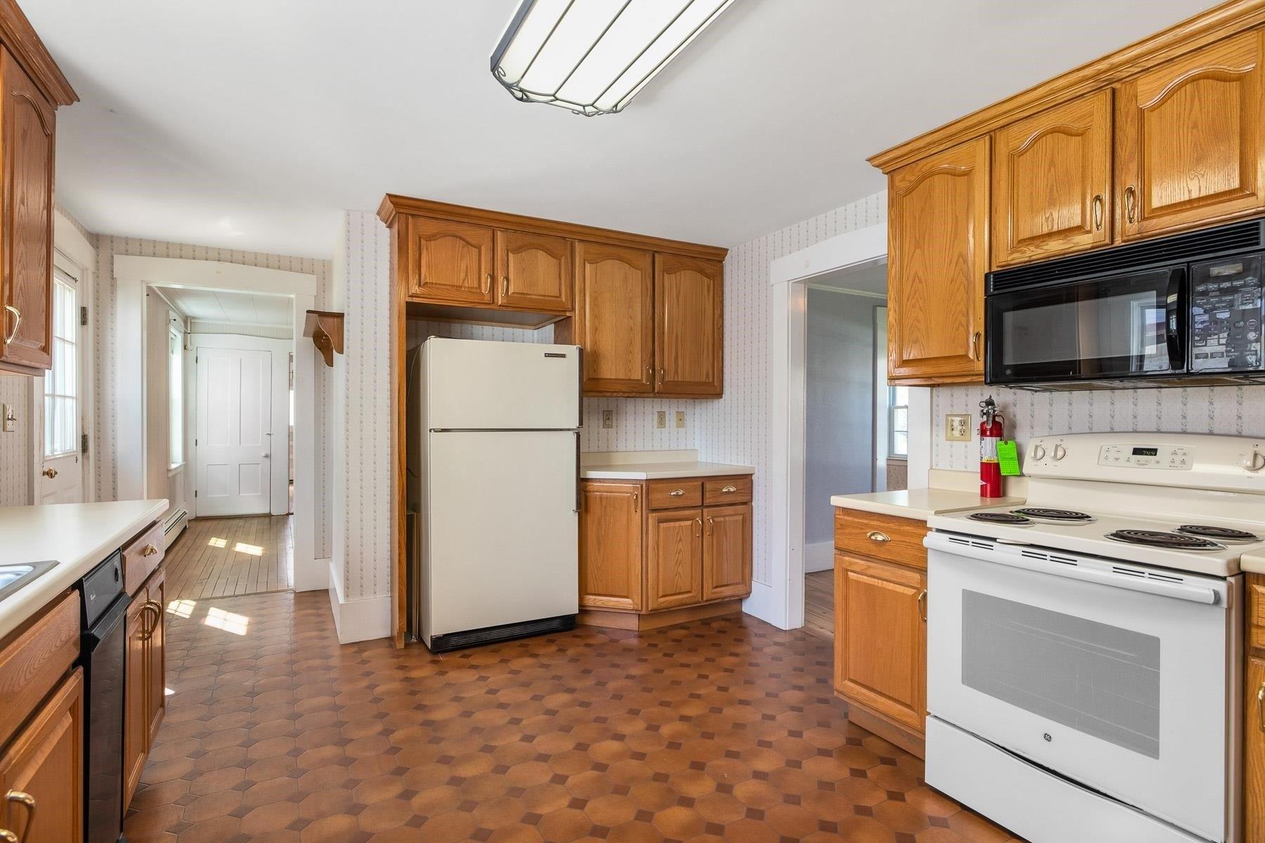 Pleasant St, Farmington, NH 03835