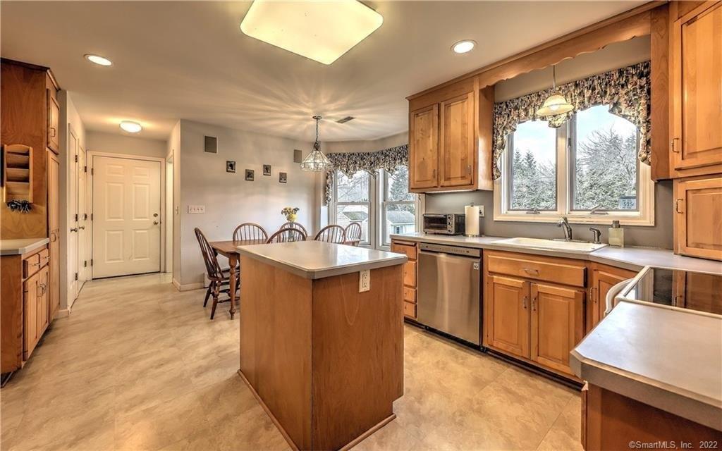 Rivaldi Dr, North Branford, CT 06471