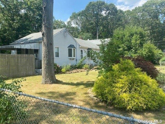 Berkshire Dr, Farmingville, NY 11738