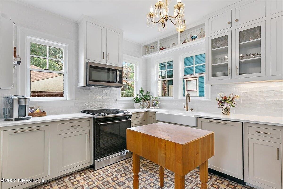 W 10th St, Jacksonville, FL 32206