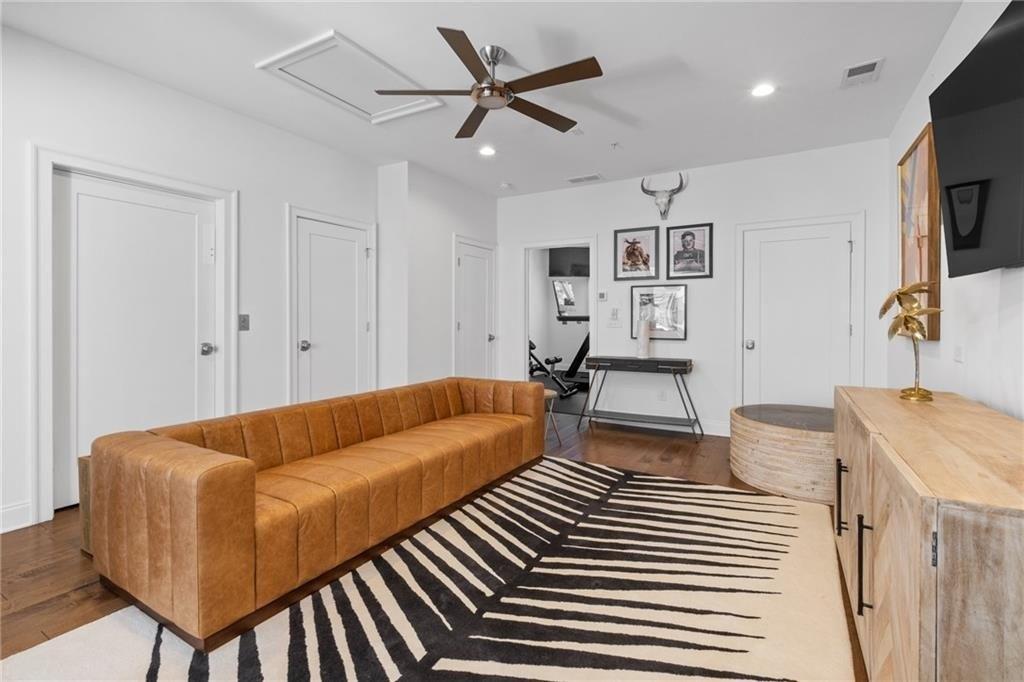 Collins Ave, Sandy Springs, GA 30342