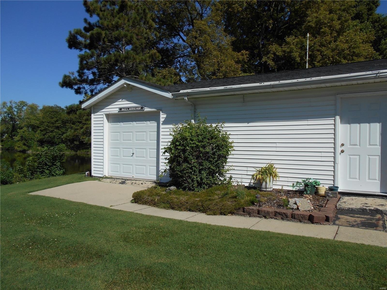 Lake St, Granite City, IL 62040