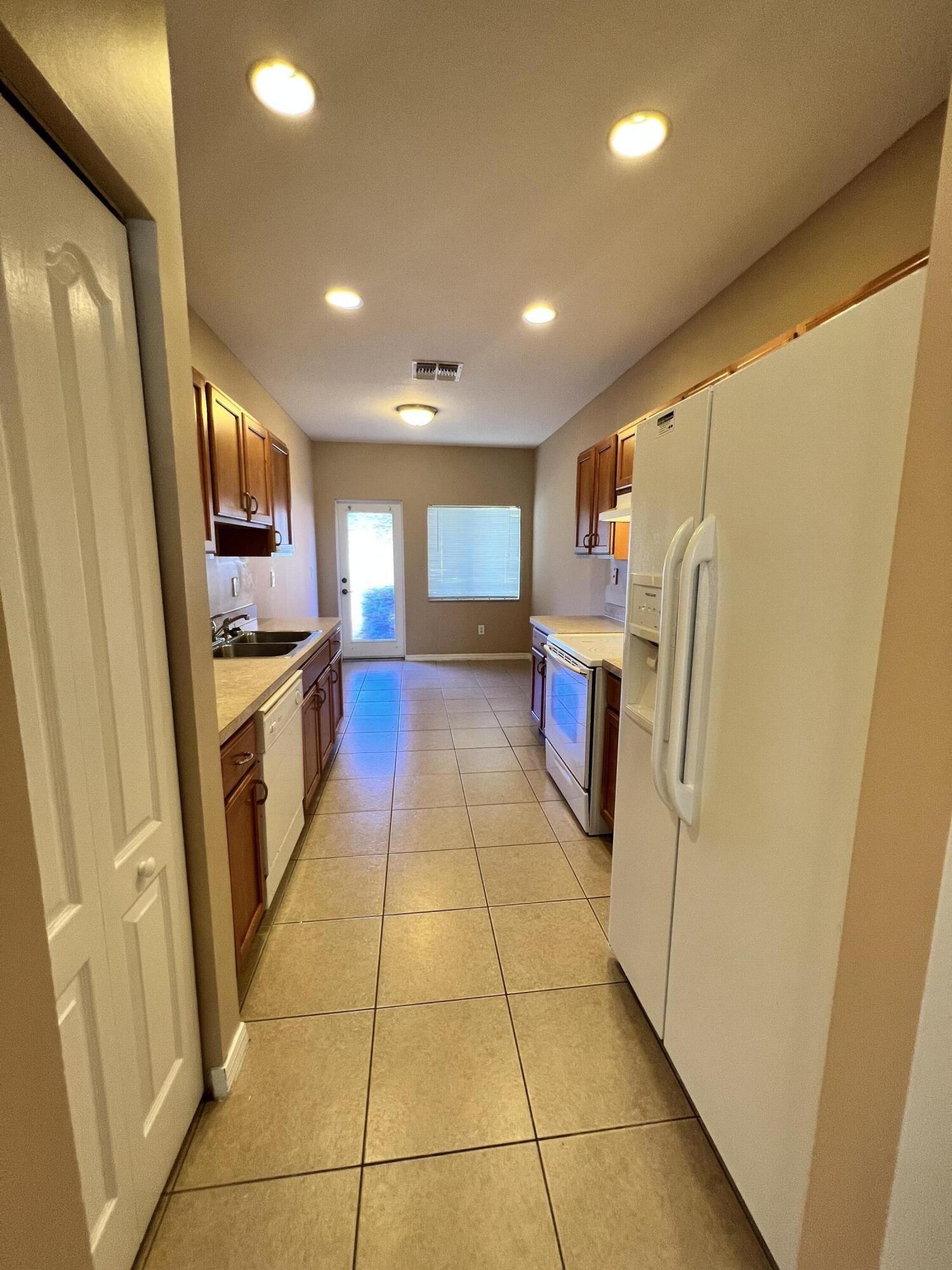 Se Glen Ridge Dr, Port Saint Lucie, FL 34952