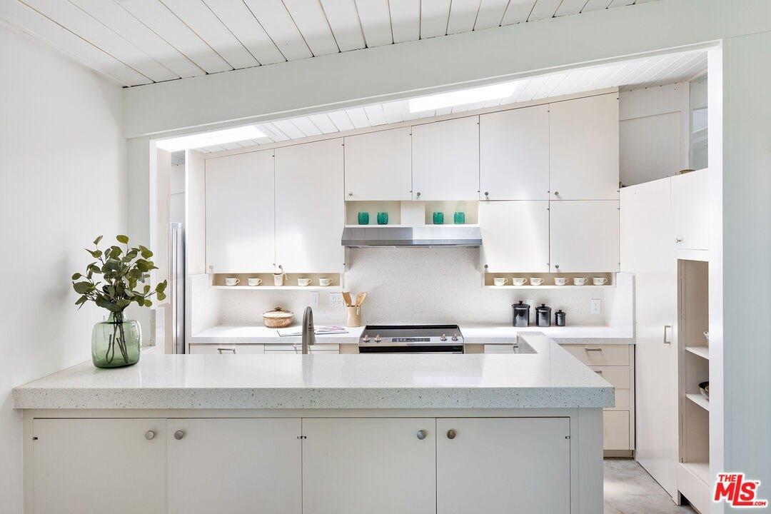 Bramble Way, Los Angeles, CA 90049