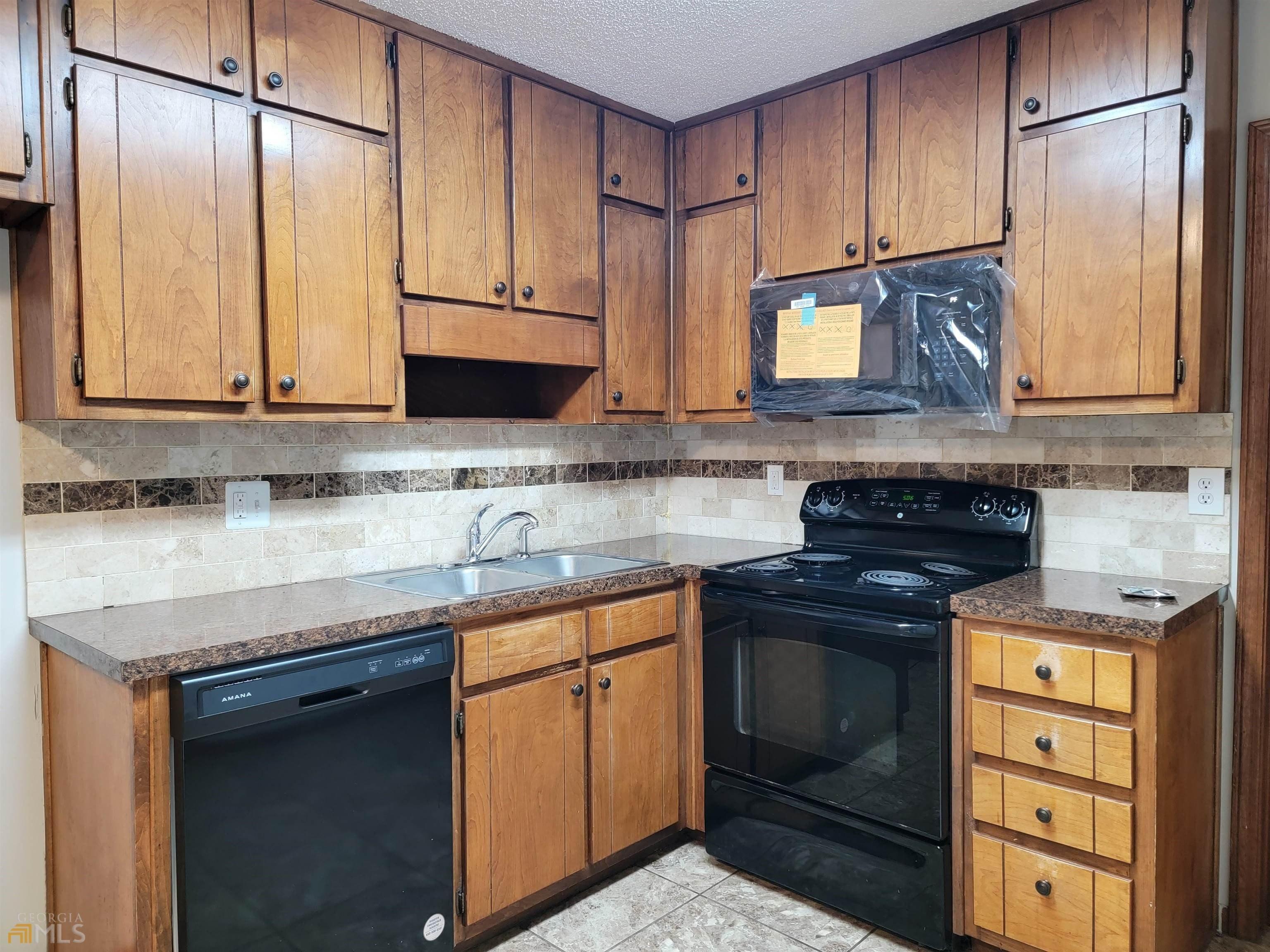 Hilltop Cir, Stockbridge, GA 30281