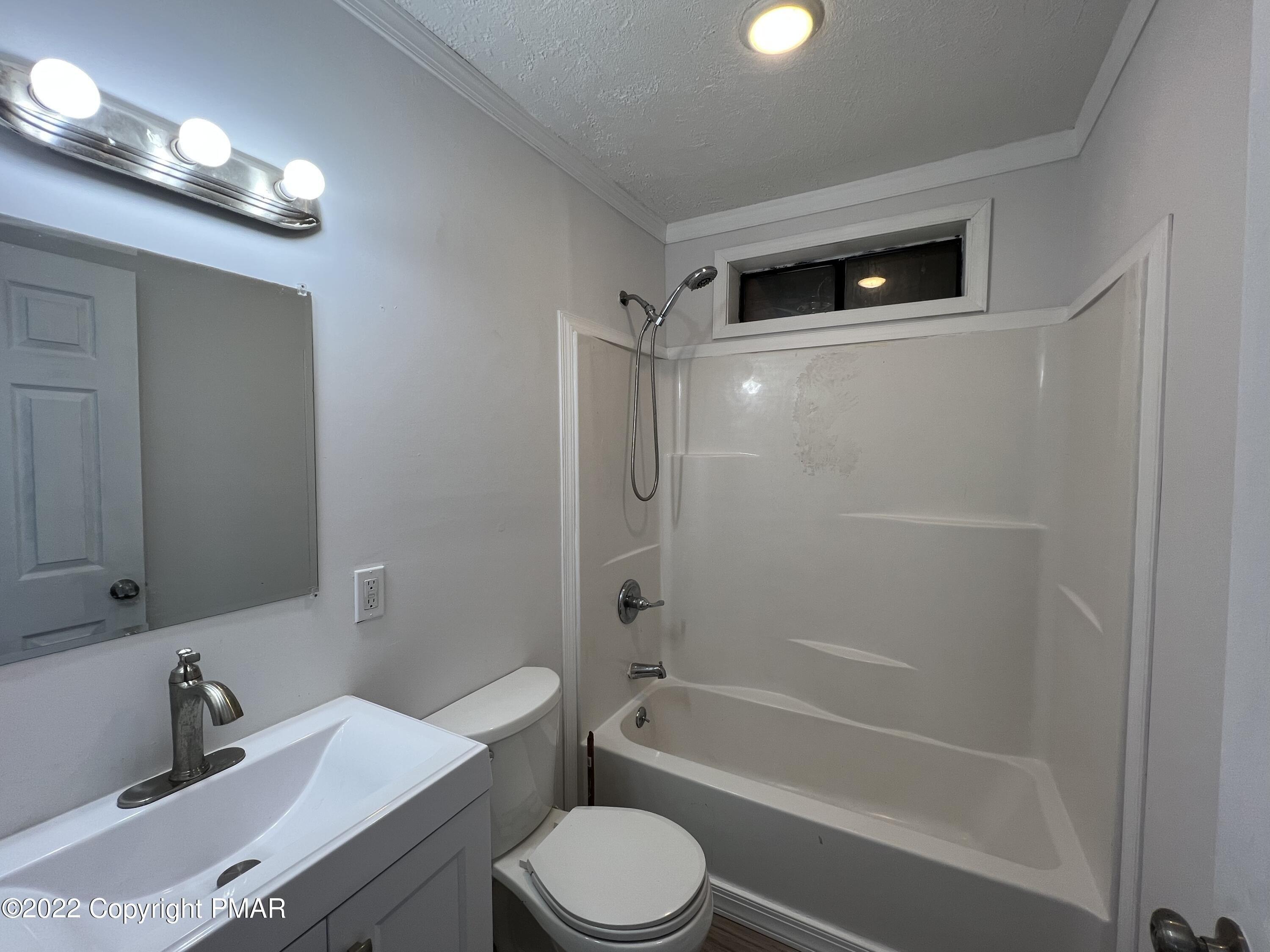 Melody Ln, Tobyhanna, PA 18466