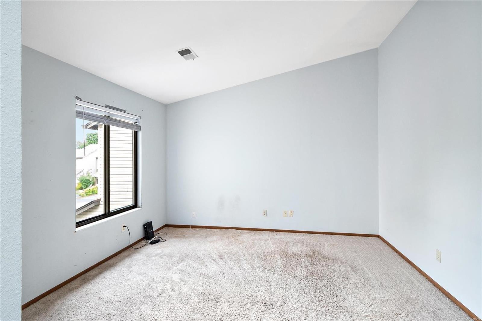 Cedar Walk Dr, Saint Louis, MO 63146