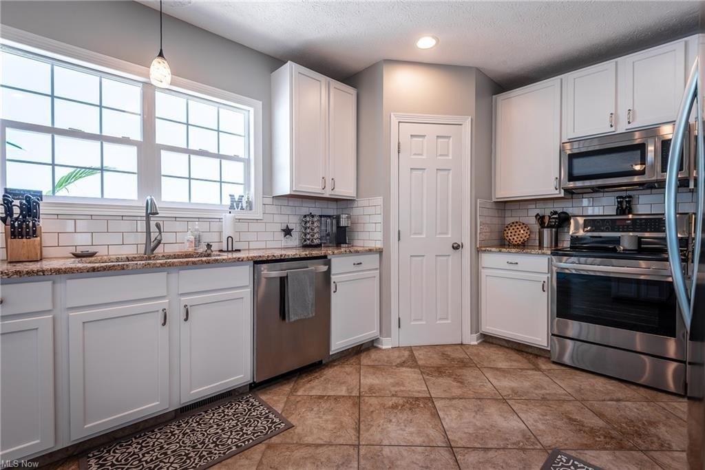 Helmsworth Dr Ne, Canton, OH 44714