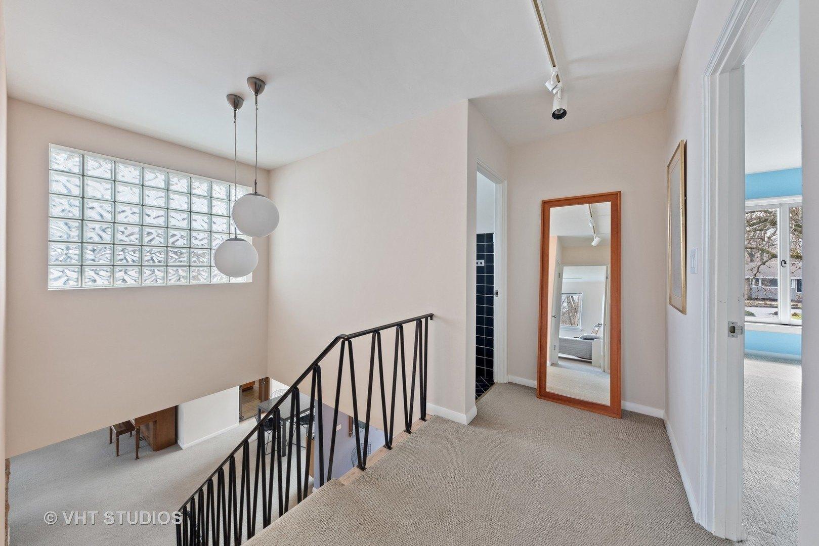 Ravinoaks Ln, Highland Park, IL 60035