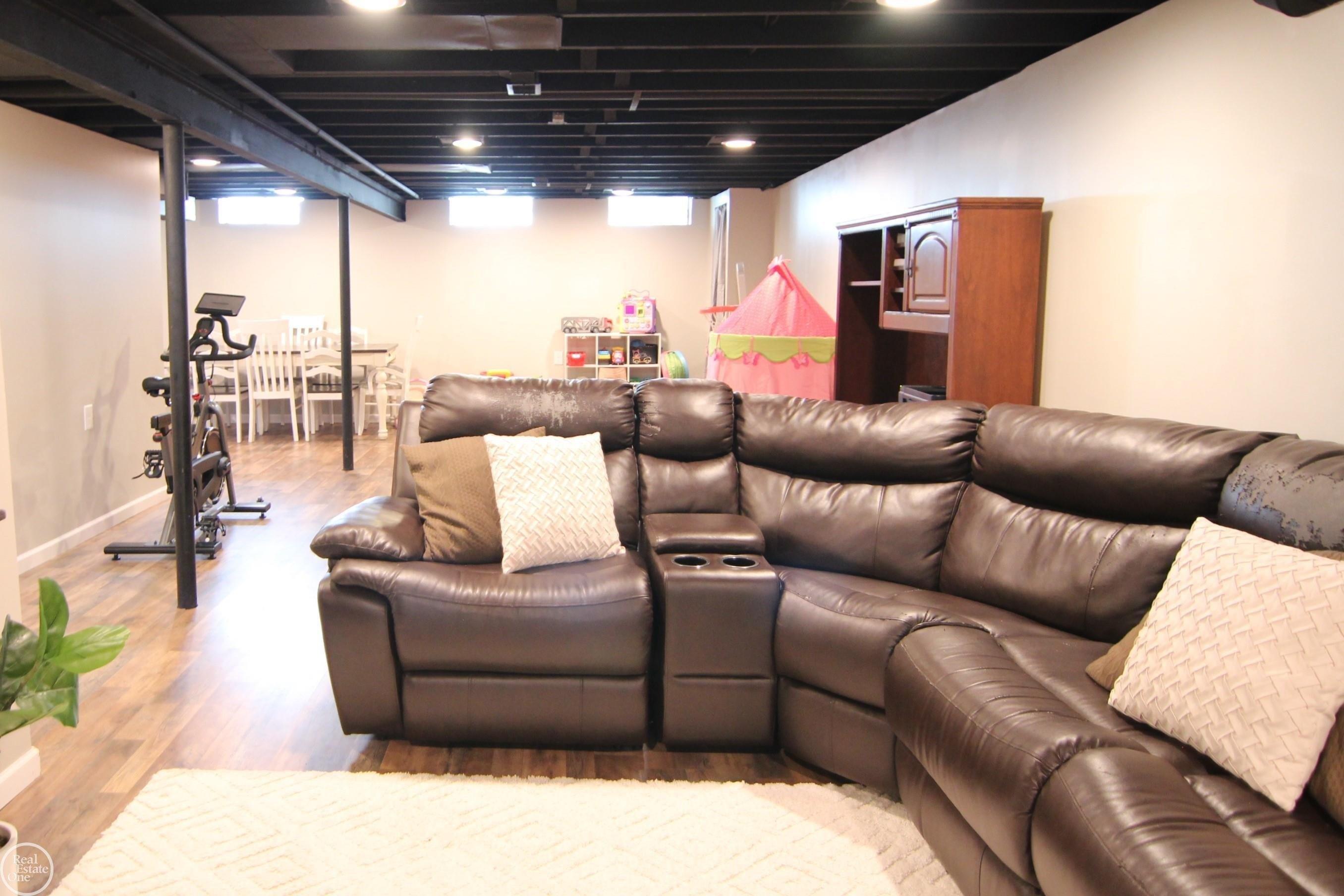 Touraine Dr, Clinton Township, MI 48038