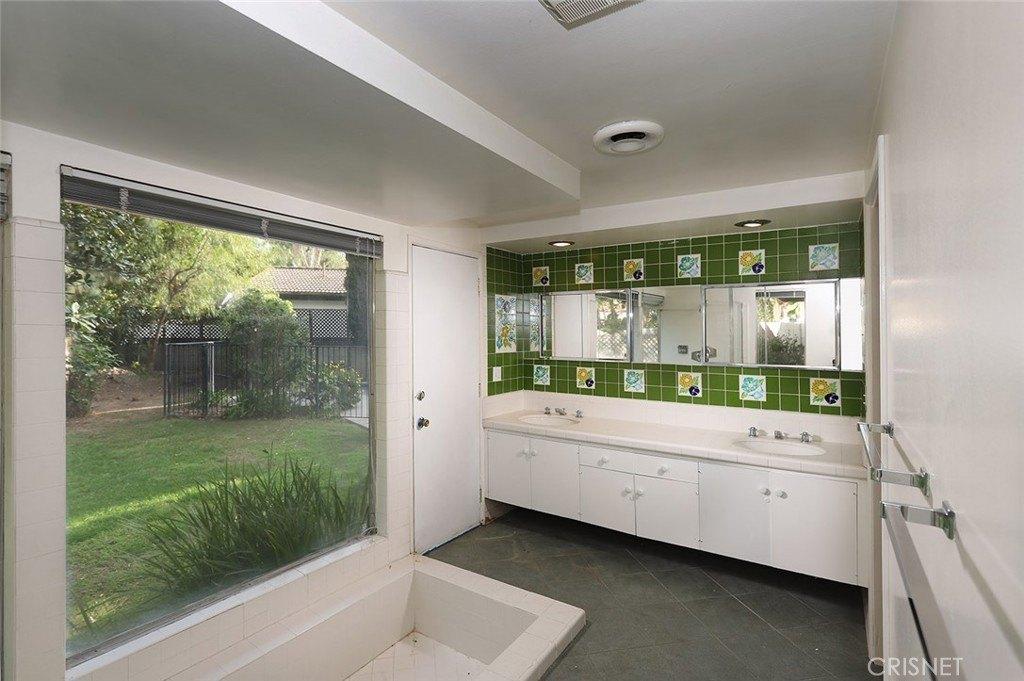 Encino Ave, Encino, CA 91316