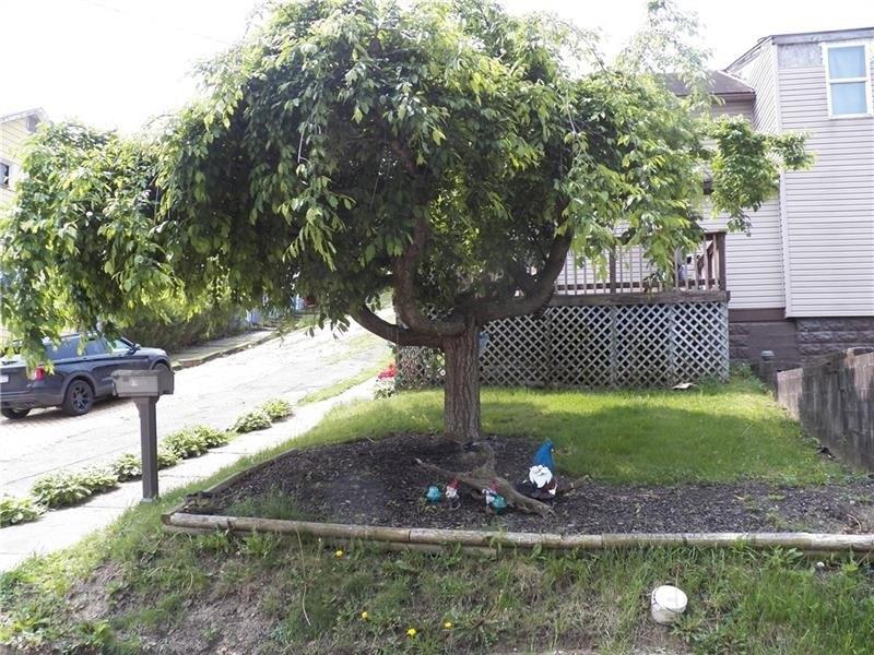 Hawthorne St, Vandergrift, PA 15690